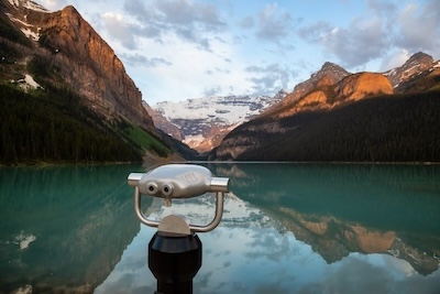 100세 건강 데일리 브리핑: 제약사 신약 파이프라인 업데이트와 주목받는 건강 전문가 칼럼 분석 (2025.10.31)