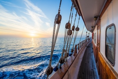 100세 건강 데일리 브리핑: 건강식품 허위 광고 판례를 통해 본 2025년 최신 동향과 주의점